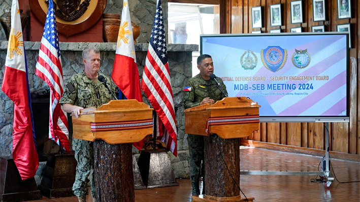 El comandante del Mando Indo-Pacífico de EE. UU., almirante Samuel Paparo (izq.), y el jefe militar filipino, general Romeo Brawner Jr., responden a preguntas durante una rueda de prensa sobre la Junta de Defensa Mutua-Junta de Compromiso de Seguridad celebrada en la Academia Militar Filipina en Baguio, norte de Filipinas, el 29 de agosto de 2024. (Aaron Favila/Foto AP)
