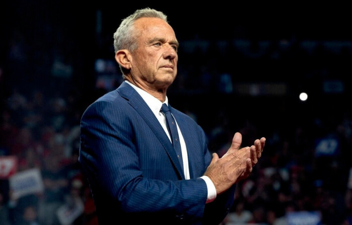 El candidato presidencial independiente Robert F. Kennedy Jr. escucha durante un mitin de campaña del candidato presidencial republicano, el ex presidente Donald Trump, en el Desert Diamond Arena de Glendale, Airz, el 23 de agosto de 2024. (Rebecca Noble/Getty Images). 
