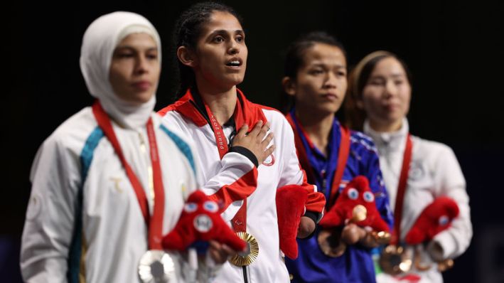 La medallista de plata Ziyodakhon Isakova de Uzbekistán (Izq.), la medallista de oro Leonor Angelica Espinoza Carranza del Equipo Perú (C-Izq.), la medallista de bronce Khwansuda Phuangkitcha del Equipo de Tailandia (C-Der.) y la medallista de bronce Zakia Khudadadi del Equipo Paralímpico de Refugiados (Der.) posan en el podio durante la ceremonia de medallas después del concurso de medalla de oro de Taekwondo Femenino K44 -47kg en el primer día de los Juegos Paralímpicos de Verano de París 2024 en el Grand Palais el 29 de agosto de 2024 en París, Francia. (Steph Chambers/Getty Images)