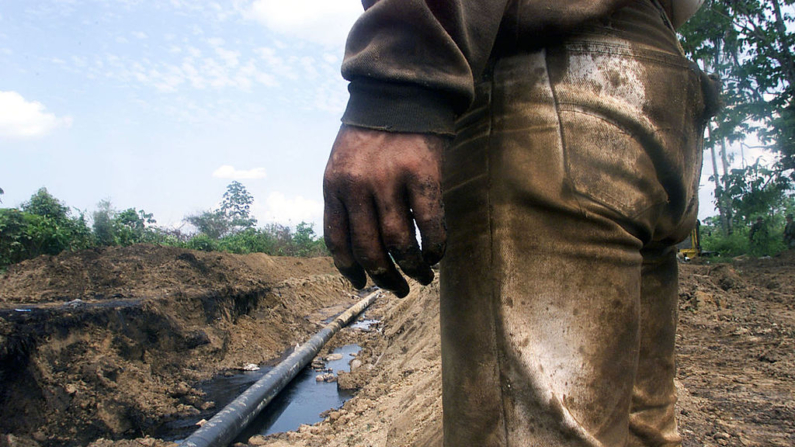 Un ingeniero de Occidental Petroleum Co., empresa con sede en EE.UU., observa el oleoducto Cañón Limón-Coveñas tras su reparación el 12 de abril de 2002 en Arauca, Colombia. (Carlos Villalon/Getty Images)