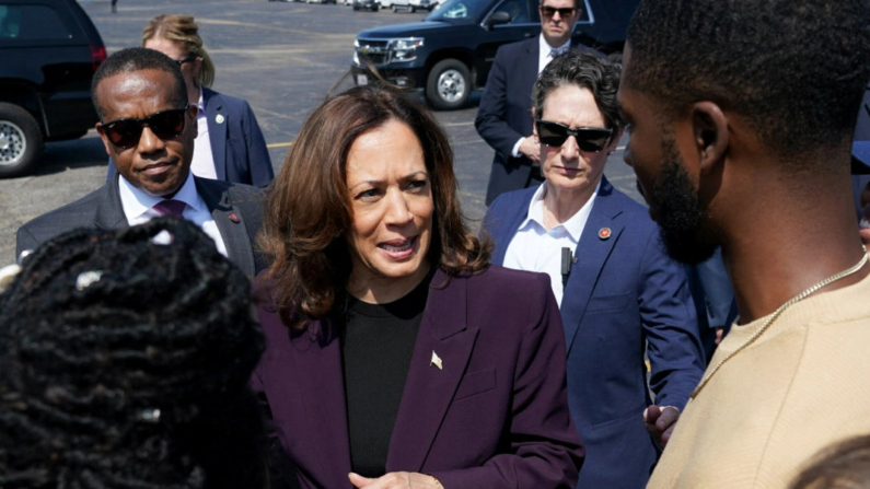 La vicepresidenta Kamala Harris habla a sus partidarios en Chicago, Illinois, en una fotografía de archivo del 23 de agosto de 2024. (Kevin Lamarque/Pool/AFP vía Getty Images)