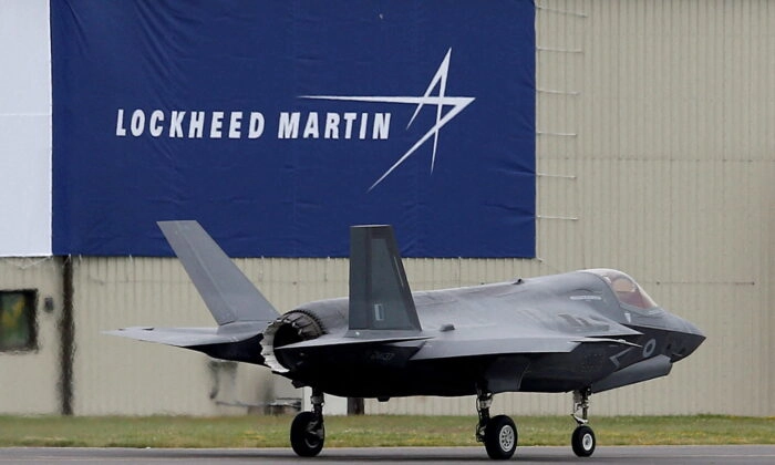 Un caza Lockheed Martin F-35B de la RAF circula por la pista tras aterrizar en el Royal International Air Tattoo de Fairford, Gran Bretaña, el 8 de julio de 2016. (Peter Nicholls/Reuters)