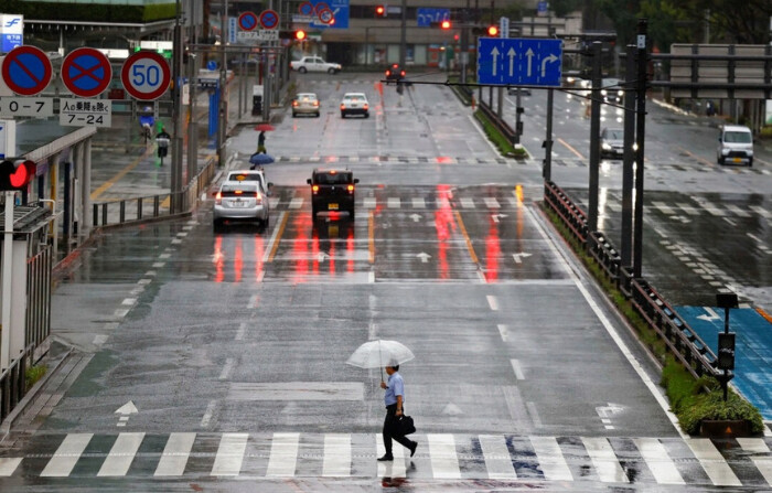 Un hombre con un paraguas en la mano camina por la calle bajo las lluvias y los vientos provocados por el tifón Shanshan en Fukuoka, Japón, el 30 de agosto de 2024. (Issei Kato/Reuters). 