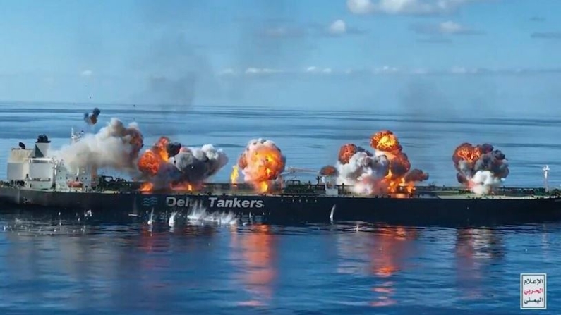 Explosiones impactan el petrolero de bandera griega Sounion en el Mar Rojo después de que los terroristas hutíes de Yemen lo abordaran y colocaran los explosivos, en una imagen de vídeo publicada el 29 de agosto de 2024. (Oficina de Prensa de Ansar Allah vía AP)