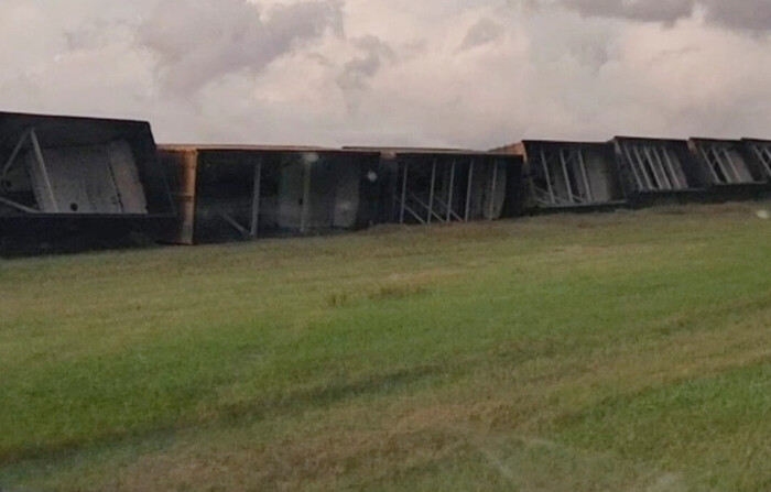 Vagones de ferrocarril son sacados de las vías debido a los fuertes vientos del miércoles por la noche, cerca de Steele, N.D., el jueves 29 de agosto de 2024. (Rebecca Neustel vía AP). 
