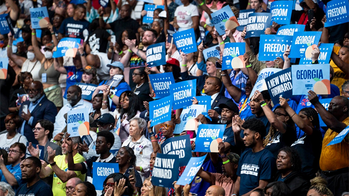 Los asistentes reaccionan ante el discurso de la candidata demócrata a la presidencia, la vicepresidenta Kamala Harris, en el Enmarket Arena de Savannah, Georgia, el 29 de agosto de 2024. (Madalina Vasiliu/The Epoch Times)
