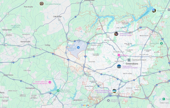 Una avioneta que realizó un aterrizaje de emergencia en una autopista cercana a un aeropuerto de Carolina del Norte fue tocada por un vehículo, hiriendo a uno de los ocupantes de la aeronave, según informaron las autoridades. (Captura de pantalla vía Google Map). 