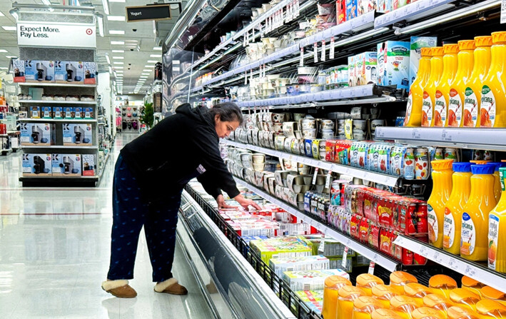 Una cliente compra alimentos en una tienda de comestibles en San Rafael, California, el 12 de marzo de 2024. (Justin Sullivan/Getty Images)