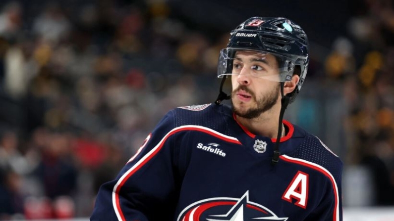 Johnny Gaudreau (13) de los Columbus Blue Jackets calienta antes del comienzo del partido contra los Boston Bruins en el Nationwide Arena en Columbus, Ohio el 2 de enero de 2024. (Kirk Irwin/Getty Images)