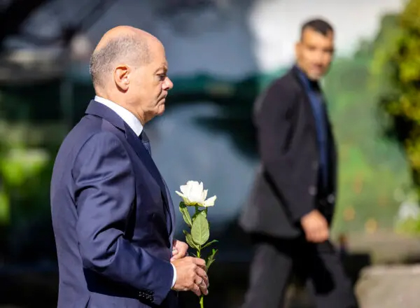 El canciller alemán Olaf Scholz deposita una flor en una iglesia, cerca de la escena de un ataque con cuchillo en Solingen, Alemania, el 26 de agosto de 2024. (Thomas Banneyer/AP)