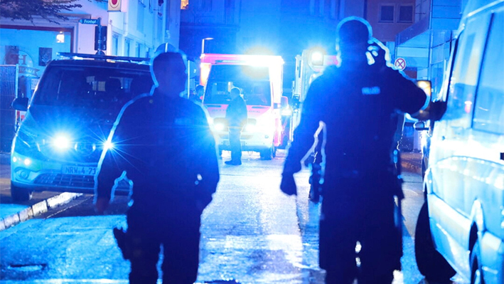 Policía y ambulancias cerca del lugar donde murieron y resultaron heridas varias personas en un atentado en un festival en Solingen, oeste de Alemania, el 23 de agosto de 2024. (Gianni Gattus/dpa vía AP)
