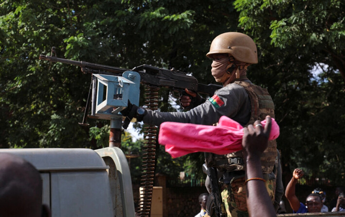 Soldados de la nueva junta militar hacen guardia en un vehículo blindado en Uagadugú, Burkina Faso, el 2 de octubre de 2022. (Vincent Bado/Reuters)