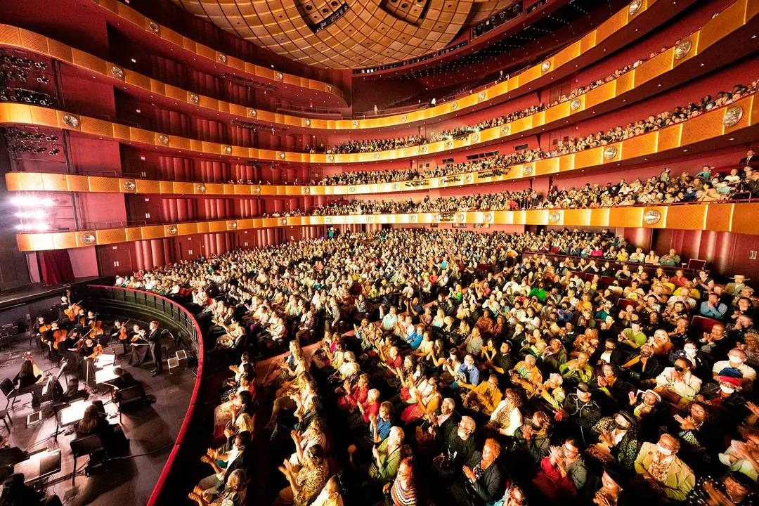 El público aplaude durante un espectáculo de Shen Yun en el Lincoln Center de Nueva York el 13 de marzo de 2022. (Larry Dye/The Epoch Times)