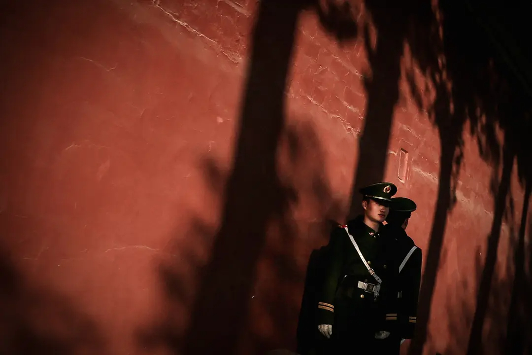 Dos policías paramilitares chinos montan guardia frente al Gran Salón del Pueblo en Beijing el 12 de noviembre de 2013. (Feng Li/Getty Images)