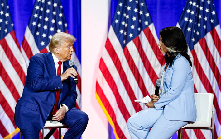 El expresidente estadounidense y candidato presidencial republicano Donald Trump habla durante un foro ciudadano moderado por la exrepresentante estadounidense Tulsi Gabbard en La Crosse Center en La Crosse, Wisconsin, el 29 de agosto de 2024. (Kamil Krzaczynski/AFP vía Getty Images)