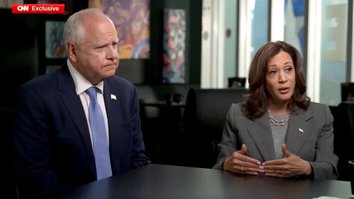 La vicepresidenta Kamala Harris (der) y su compañero de fórmula, el gobernador de Minnesota Tim Walz, en una captura de pantalla de una entrevista con CNN, el 29 de agosto de 2024. (CNN/Captura de pantalla vía The Epoch Times)