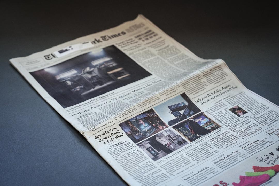 The New York Times publicó el artículo de 5000 palabras en el que alegaba que Shen Yun abusa de los artistas en la edición del 18 de agosto de su periódico. (Samira Bouaou/The Epoch Times)