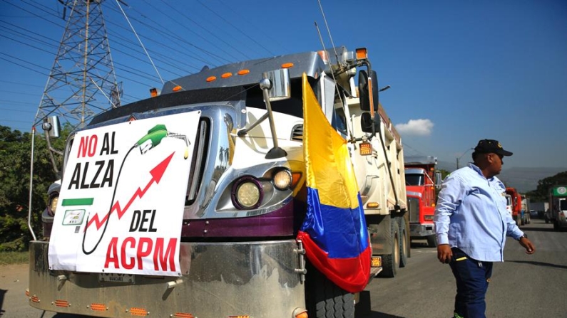 Un camionero participa en una movilización contra el Gobierno de Colombia por el anuncio del alza del combustible, este viernes 30 de agosto de 2024 en Cali (Colombia). EFE/ Ernesto Guzmán