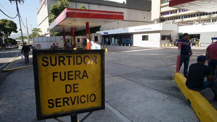 Un cartel de fuera de servicio en una gasolinera de Caracas el 30 de agosto de 2024.( JUAN BARRETO/AFP via Getty Images)