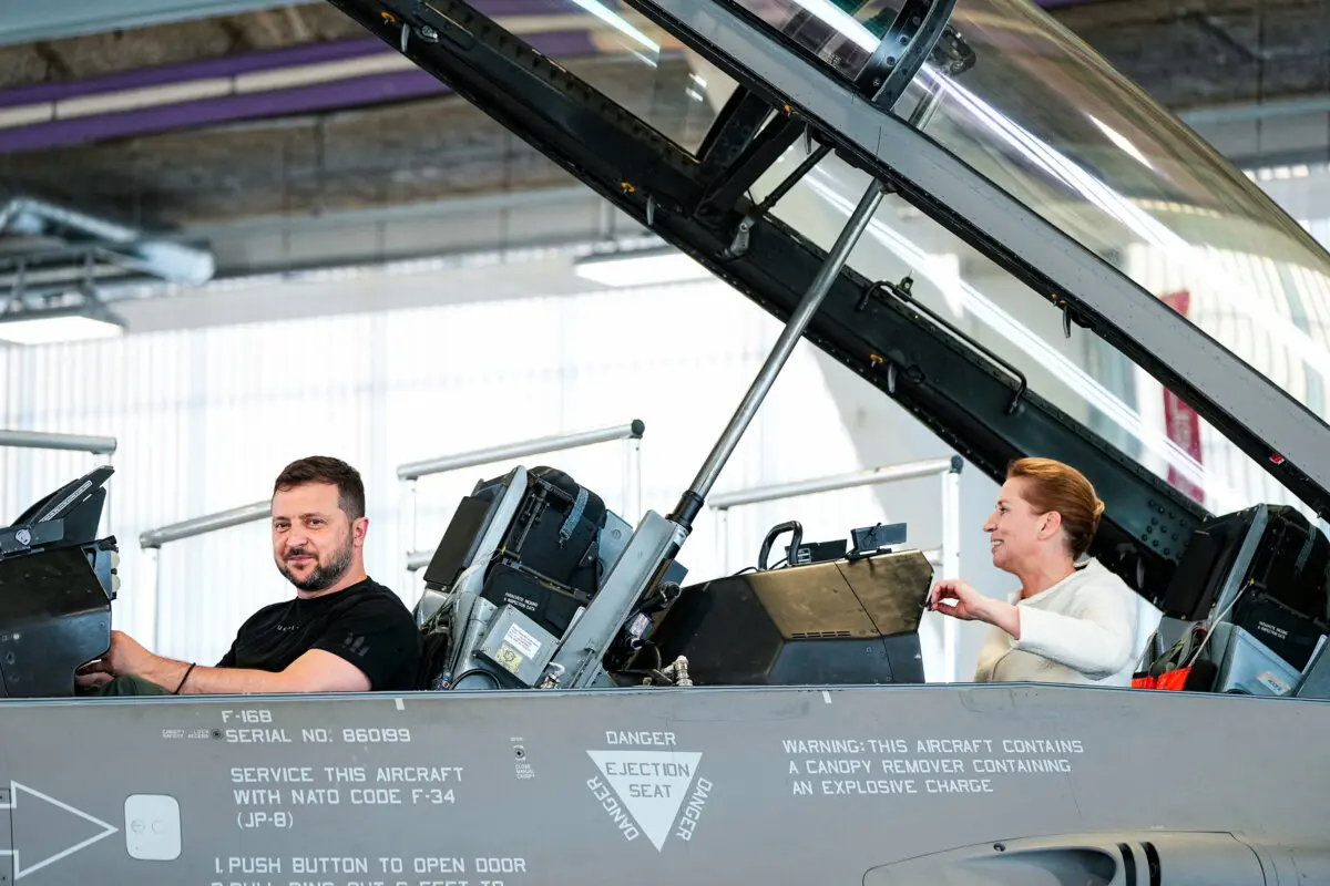 El presidente ucraniano, Volodymyr Zelensky (izq.), y la primera ministra danesa, Mette Frederiksen, sentados en un caza F-16 en la base aérea de Skrydstrup, Dinamarca, el 20 de agosto de 2023. Los dirigentes holandeses y daneses han acordado regalar a Ucrania aviones de combate F-16, que, según Zelenskyy, ayudarán a Ucrania a ampliar su contraofensiva. (Mads Claus Rasmussen/Ritzau Scanpix/AFP vía Getty Images)