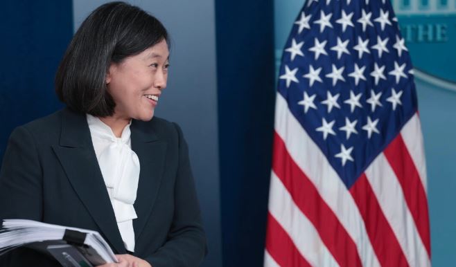 La representante de Comercio de Estados Unidos, Katherine Tai, espera a ser presentada durante la rueda de prensa diaria en la Casa Blanca, en Washington, el 14 de mayo de 2024. (Win McNamee/Getty Images)