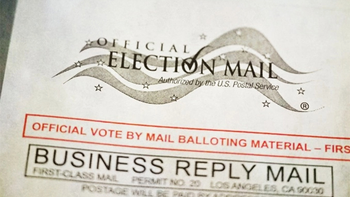 Votos por correo para las elecciones de mitad de mandato del 8 de noviembre en el centro de operaciones de voto por correo del Registro del Condado de Los Ángeles en City of Industry, California, el 4 de noviembre de 2022. (Robyn Beck/AFP vía Getty Images)
