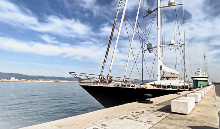 El yate bayesiano atracado en un puerto del Territorio Británico de Ultramar de Gibraltar, en una foto de archivo. (Ilustración de The Epoch Times, @dannywheelz vía TMX/Reuters)