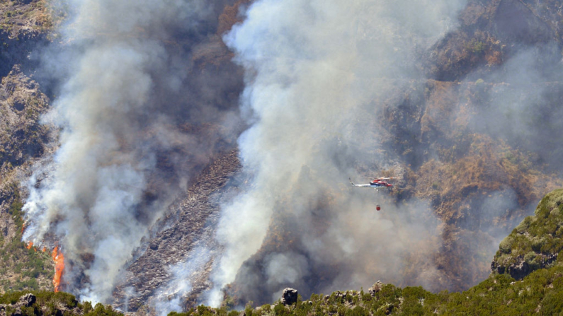 En una imagen de archivo, un helicóptero del Servicio Regional de Protección Civil combate un incendio forestal en Portugal. (Helder Santos/AFP vía Getty Images)