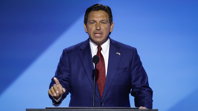 El gobernador de Florida, Ron DeSantis, habla en el escenario el segundo día de la Convención Nacional Republicana en el Fiserv Forum el 16 de julio de 2024 en Milwaukee, Wisconsin. (Chip Somodevilla/Getty Images)