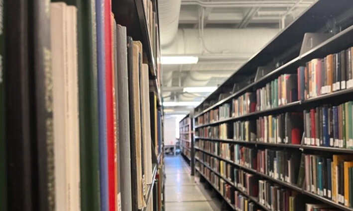 Libros en los estantes móviles de la Biblioteca Smathers Oeste de la Universidad de Florida, en Gainesville, Florida, el 20 de febrero de 2023. (Liberty Holt para The Epoch Times)