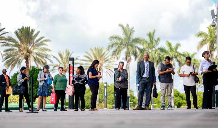 Las personas hacen fila para que se inaugure una feria de empleo, en Sunrise, Florida, el 26 de junio de 2024. (Joe Raedle/Getty Images)