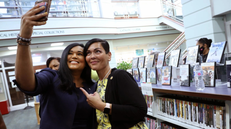 El representante estatal de Texas Shawn Thierry (D-146) (I) se hace una foto con Hala Ayala, candidata demócrata a vicegobernadora de Virginia, mientras visitan la Biblioteca Kate Waller Barrett Branch en Alexandria, Virginia, el 16 de julio de 2021. Kevin (Dietsch/Getty Images)