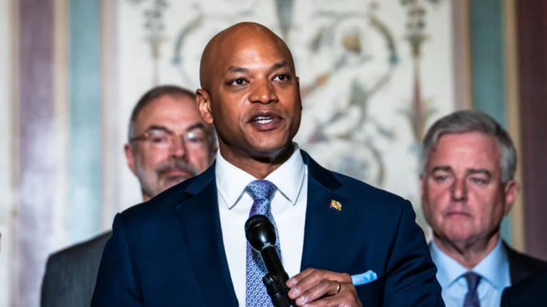 El gobernador de Maryland Wes Moore (C) y legisladores hablan durante una rueda de prensa en el Capitolio de EE.UU. en Washington el 9 de abril de 2024. (Madalina Vasiliu/The Epoch Times)