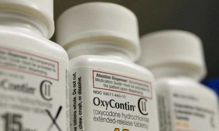 Botellas del analgésico recetado OxyContin en un estante de una farmacia local en Provo, Utah, el 25 de abril de 2017. George Frey/Reuters
