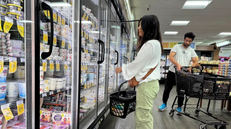 Un cliente realiza compras en una tienda Safeway en San Francisco, California, el 11 de junio de 2024. (Justin Sullivan/Getty Images)