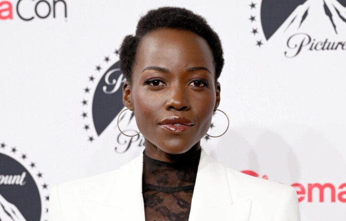 Lupita Nyong'o llega a la alfombra roja de la presentación de Paramount Pictures 2024 CinemaCon en Las Vegas, Nevada, el 11 de abril de 2024. (Candice Ward/Getty Images para Paramount Pictures). 
