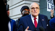 Tras demanda de difamación, trabajadores electorales quieren el control de los bienes de Rudy Giuliani