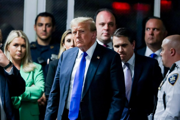 El expresidente Donald Trump sale de la sala tras ser declarado culpable de los 34 cargos en su juicio por el llamado "dinero por silencio" en la Corte Penal de Manhattan en Nueva York el 30 de mayo de 2024. (Justin Lane-Pool/Getty Images)
