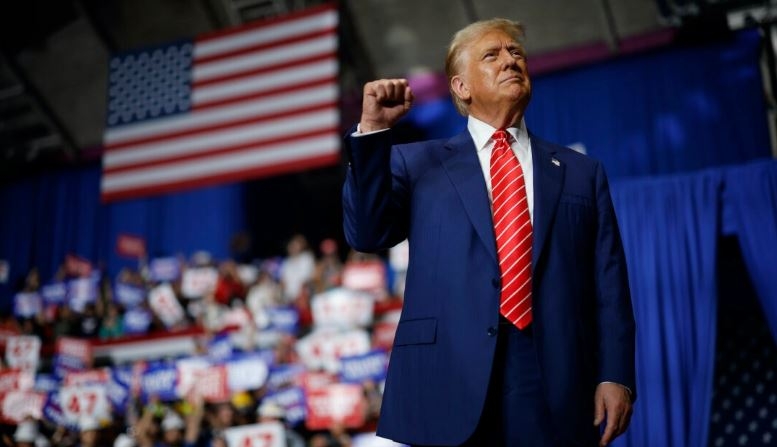 El candidato presidencial republicano, el expresidente Donald Trump sube al escenario durante un mitin de campaña en el 1st Summit Arena en el Cambria County War Memorial en Johnstown, Pensilvania, el 30 de agosto de 2024. (Chip Somodevilla/Getty Images)