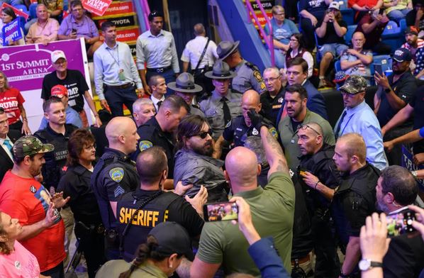 Un hombre es detenido por la seguridad y la policía después de saltar a la plataforma de los medios de comunicación en un mitin de campaña del candidato presidencial republicano, el expresidente Donald Trump en el 1st Summit Arena en Johnstown, Pensilvania, el 30 de agosto de 2024. (Justin Merriman/Getty Images)