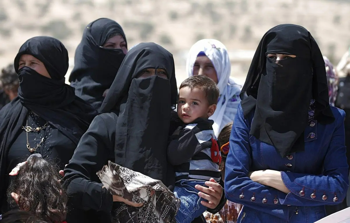 Mujeres beduinas protestan contra un plan para desarraigar la aldea de Umm Al-Hiran, no reconocida por el gobierno israelí, cerca de la ciudad meridional de Beersheba, en el desierto del Néguev, el 27 de agosto de 2015. (Ahmad Gharabli/AFP/Getty Images)