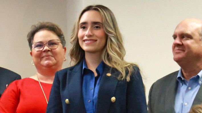 La representante estatal, Carolina Amesty, sostiene un proyecto de ley durante una ceremonia de firma en la oficina del fiscal estatal del Noveno Circuito Judicial en Orlando, el 27 de marzo de 2024. (Joe Burbank/Orlando Sentinel vía AP, Archivo)