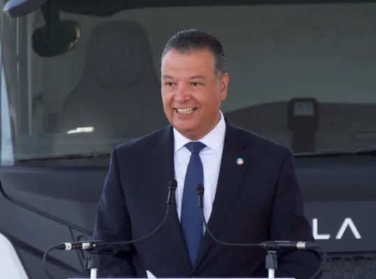 El senador Alex Padilla (D-Calif.) habla en una rueda de prensa para celebrar el lanzamiento de una estación comercial de abastecimiento de hidrógeno en Oakland, California, el 30 de agosto de 2024. (Travis Gillmore/The Epoch Times)