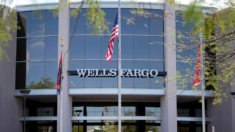 Hallan muerta en su cubículo a empleada de Wells Fargo