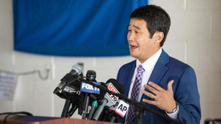 El senador de California, Dave Min (D-Irvine), habla en una conferencia de prensa en Huntington Beach, California, en octubre. 6, 2021. (John Fredricks/The Epoch Times)
