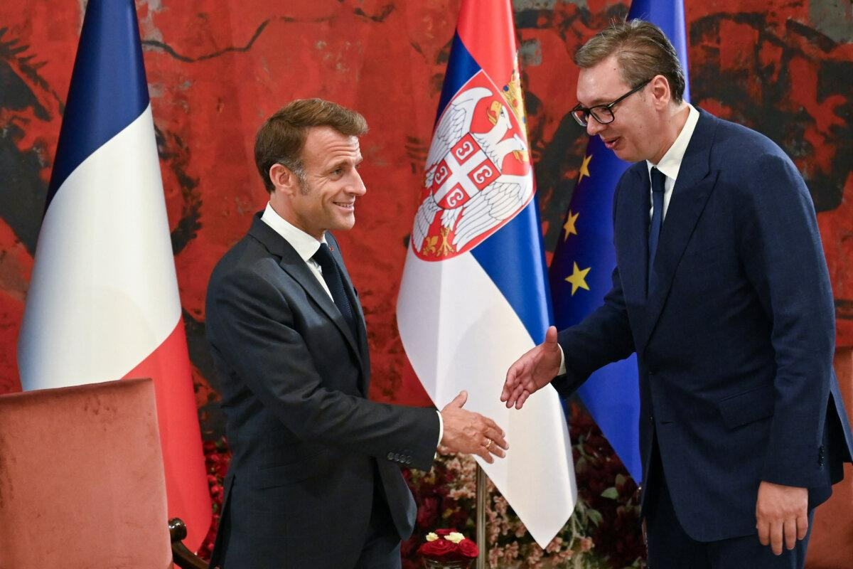 El presidente de Francia, Emmanuel Macron (I), estrecha la mano del presidente de Serbia, Aleksandar Vucic, durante una reunión en el Palacio de Serbia en Belgrado el 29 de agosto de 2024. (Elvis Barukcic/AFP vía Getty Images)