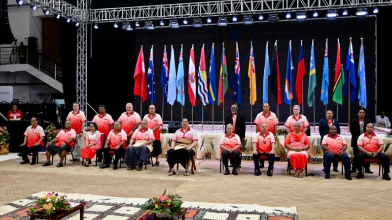 Los líderes posan para una foto en la reunión de líderes del Foro de las Islas del Pacífico en Nuku'alofa, Tonga, el 26 de agosto de 2024. (Ben Mckay/AAP Image vía AP)