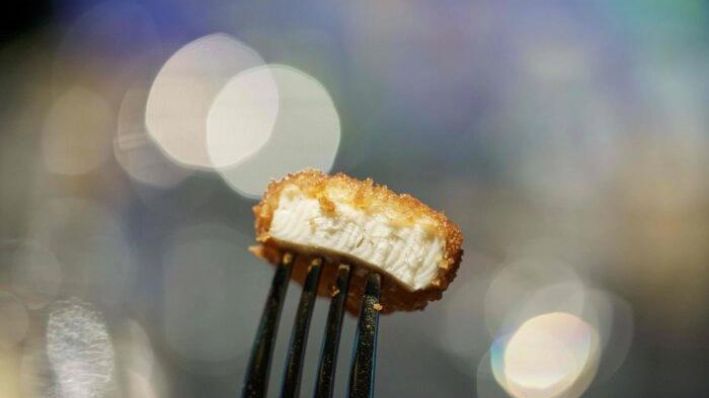 Un nugget hecho de carne de pollo cultivada en laboratorio durante una presentación de medios en Singapur, el 22 de diciembre de 2020. (Nicholas Yeo/Getty Images)