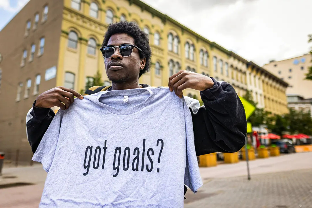 Javon Shivers muestra su marca de camisetas en Grand Rapids, Michigan, el 28 de agosto de 2024. (John Fredricks/The Epoch Times)