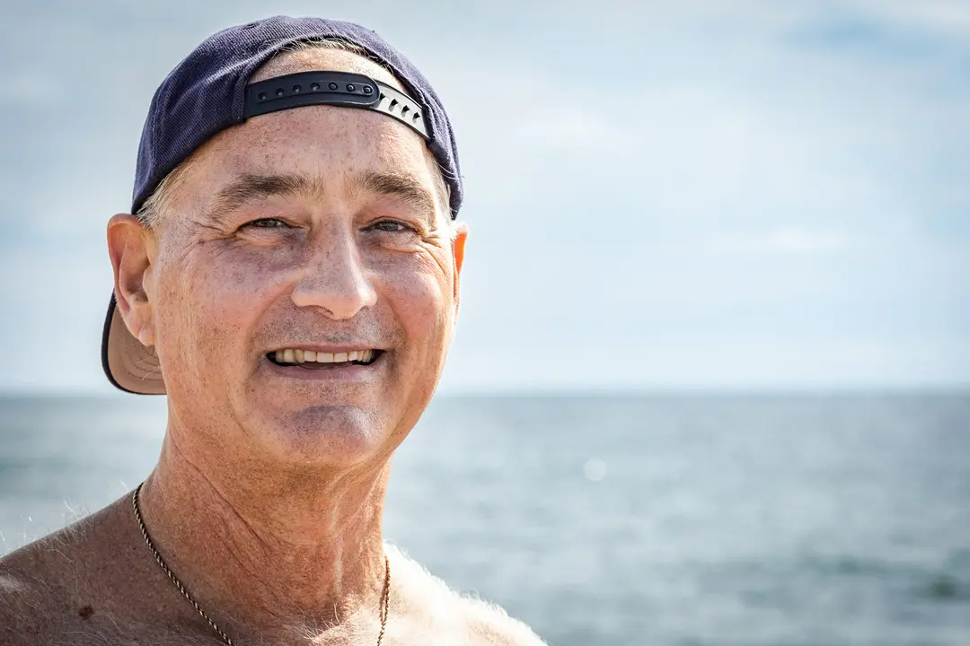 Jeff Gardner cerca del lago Michigan en Grand Haven, Michigan, el 28 de agosto de 2024. (John Fredricks/The Epoch Times)